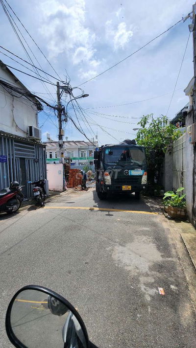 Cho thuê nhà sân đậu oto.hẻm xe tải thông 8tr tháng. Gần pvđ. Ở ngay