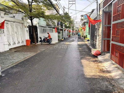 GẦN TTTM GIGAMAL NHÀ 2 LẦU 3PN 4WC SÂN Ô TÔ SẴN MÁY LẠNH BÀN GHẾ Ở+ VP