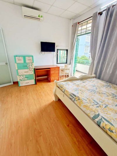 Phòng 2 Ban Công, Gồm 1PN+ 1 Phòng Bếp. Máy Giặt Riêng