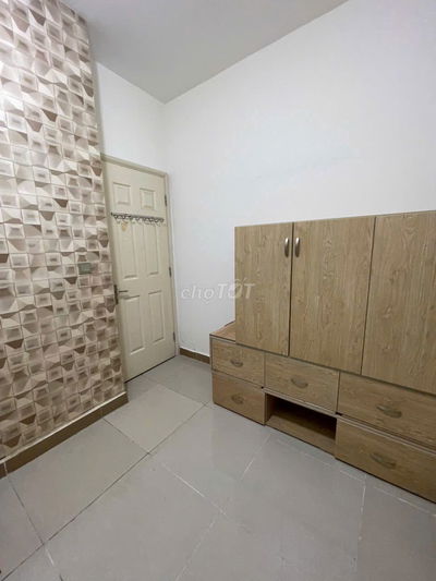 Cho thuê phòng giá rẻ, có cửa sổ trong chung cư Đức Khải