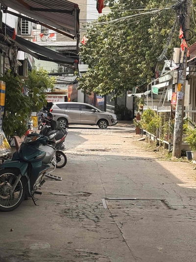 Bán nhà 3 tầng : 4,5 x 18 hoàn công đầy đủ vào ở ngay