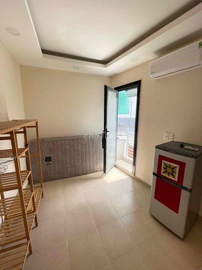 Cho thuê phòng ban công gần ĐH Văn Lang chợ Bến Thành Bùi Viện quận 1