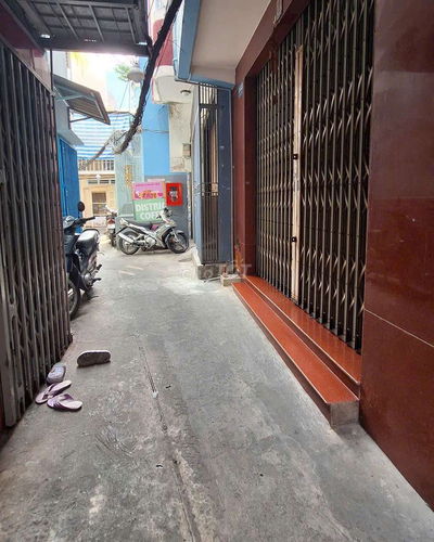 Nhà sổ riêng 4 tầng Trần Hưng Đạo hẻm thông ra Bùi Viện