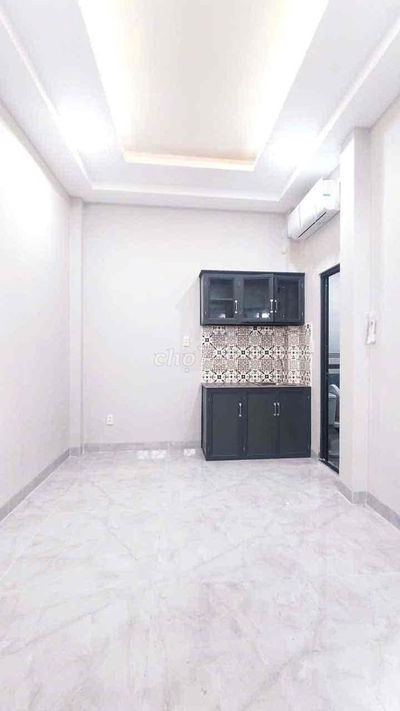 PHÒNG SẴN MÁY LẠNH + KỆ BẾP, SẠCH SẼ, CÓ NVS RIÊNG, SÁT CẦU CHỮ Y