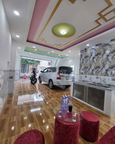 Nhà mặt tiền để xe trong nhà được