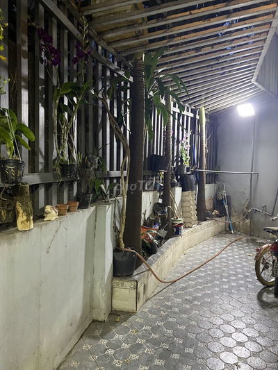 Nhà 3 tầng xây dựng kiên cố,đẹp,gần chợ,trường học