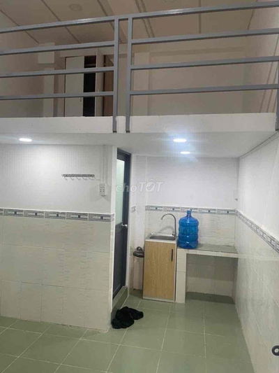 Phòng gác nội thất cơ bản, rộng rãi, sạch sẽ, ở 2-3 bạn, sát Quận 5,
