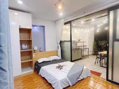 CHO THUÊ CĂN HỘ 1 PHÒNG NGỦ BAN CÔNG RỘNG, TẠI QUẬN 1 CHỢ BẾN THÀNH