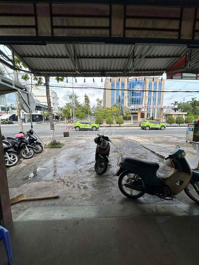 bán nhà đang cho thuê làm lẩu rắn trên đường 3 tháng 2 mặt tiền