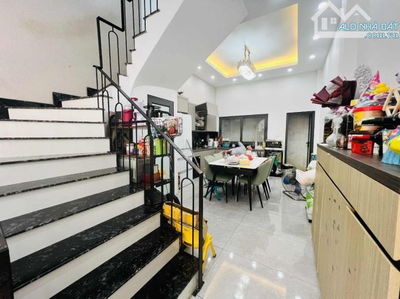 Bán Nhà Phố Lạc Long Quân - Ngay LoTTE  Tây Hồ - Ô Tô 7 Chỗ - 60M x4 Tầng Giá 15 Tỷ Hơn