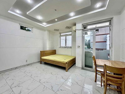 CĂN HỘ BAN CÔNG FULL NỘI THẤT NGAY CÔNG VIÊN LÀNG HOA