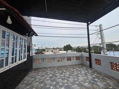 nhà nguyên căn. đường xe hơi. có gara để xe. trệt lầu.