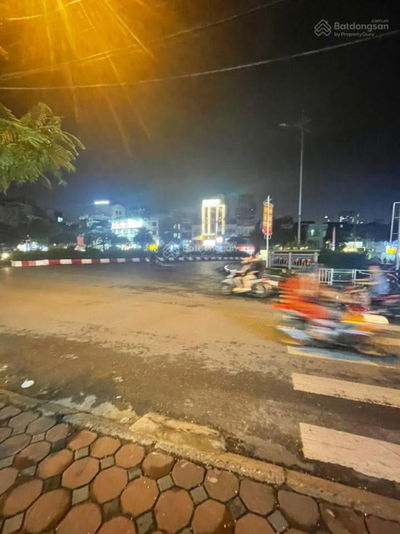 Bán nhà chính chủ mặt phố oto tránh vỉa hè rộng đá bóng , kinh doanh tấp nập ngày đêm 72m2 MT 5m