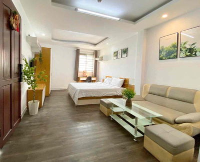 Căn hộ full nội thất cửa sổ lớn, sẵn ghế sofa ngay ngã tư hàng xanh