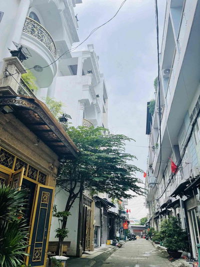 Bán nhà ngay chợ bình thành