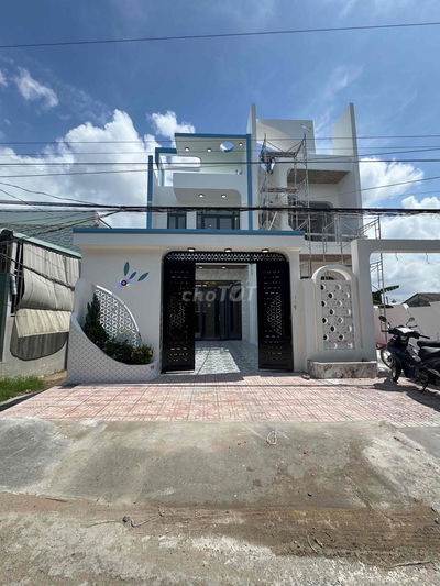 Nhà 3 mặt tiền, đường xe tải