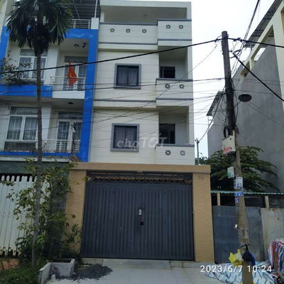 Phòng P7 Q8 thoáng mát
có bancon lớn, Phòng tắm, kệ bếp, tủ-máy lạnh