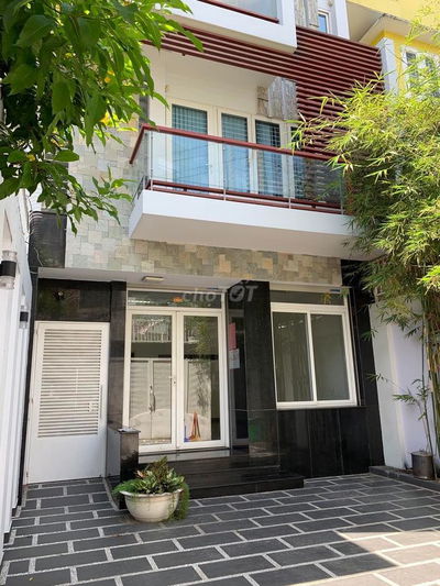 Cho thuê nhà đẹp, có sân rộng làm văn phòng