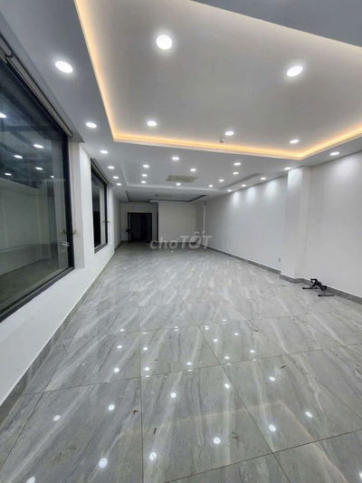 TOÀ NHÀ MỚI NGAY QL13, DT 200M2, 1T4L THANG MÁY, HỆ THỐNG MÁY LẠNH.