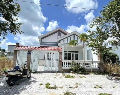 Nhà 10x18m trệt lầu có nội thất KDC Hồng Loan