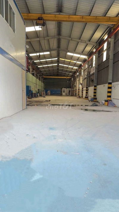 Cho thuê xưởng Thuận An 700m điện 400kva nền epoxy sẵn 2 cẩu trục