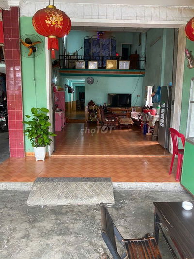 Nhà mặt tiền, nở hậu, nằm trục đường chính.