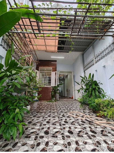 Nhà lầu đường xe hơi gần chợ dĩ an 1 giá 4 tỷ 250 triệu