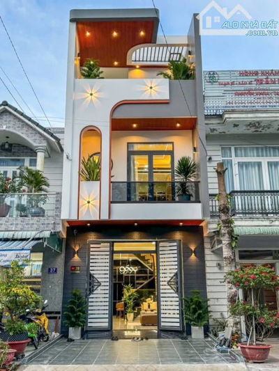 SIÊU PHẨM Nhà Hẻm 5m Tôn Thất Thuyết ,P.Xóm Chiếu.Q4,DT 82m2,giá 3 tỷ 120 ,SHR