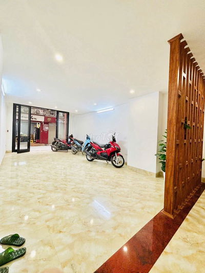 Cần cho thuê gấp tầng 1 riêng biệt tại Nguyễn Chí Thanh DT 50m2 giá rẻ