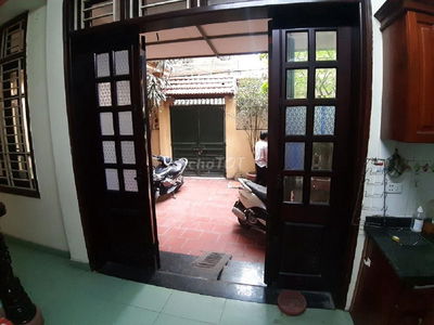 Cho thuê nhà ngõ 28 Võ Chí Công, Dt 100m2 xây 70m2 x 3 tầng riêng biệt
