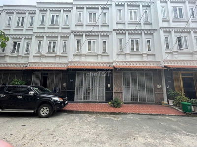 Nhà đường 827 phú hữu DT 53m, 3 tầng giá tốt
