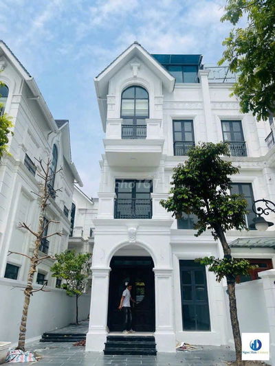 Cho thuê biệt thự. DT: 150m2, 4 tầng, MT: 8,3m. Giá 18 triệu/ tháng