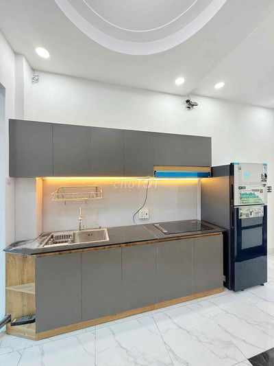 nguyên sàn full nội thất có 2phòng full nội thất có ban công 5x20