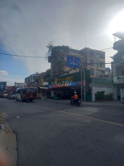 Cần cho thuê nguyên ngày mặt bằng phía trước,
