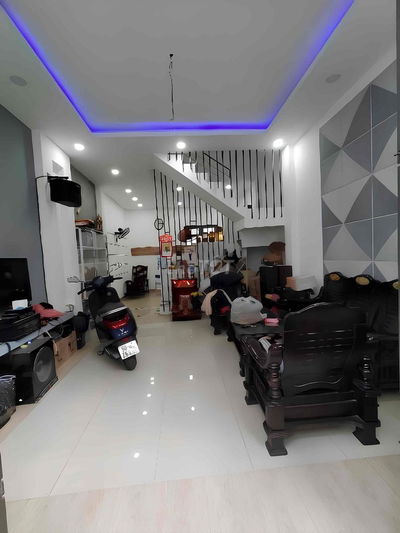 👉Đường 6m - Nhà Đúc 3 Tầng - DT: Ngang 4,5x12 - Cạnh Đầm Sen - chỉ 5,x