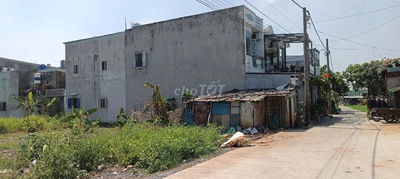 Đất gần Trường Tiểu Học Bình Mỹ, dựng nhà ở liền.