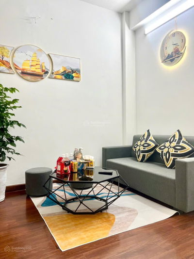 Chính chủ bán nhanh căn ccmn 36m2, long lanh, ô tô đỗ cửa, thông các phía, thang máy , tặng full đồ