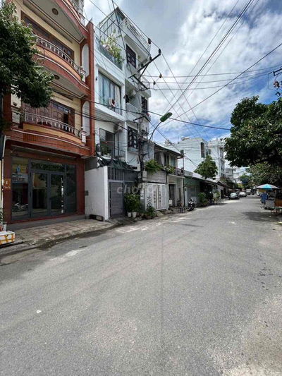 Bán Nhà 4 Tầng - Mặt đường Chu Văn An- Giá 11 tỷ - Cách Biển 300m