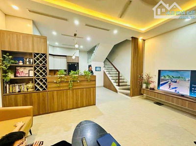 NHÀ ĐẸP GIỮA PHỐ CẦU GIẤY TẶNG FULL NỘI THẤT- NGÕ THÔNG- MẶT TIỀN RỘNG - Ô CHỜ THANG MÁY.