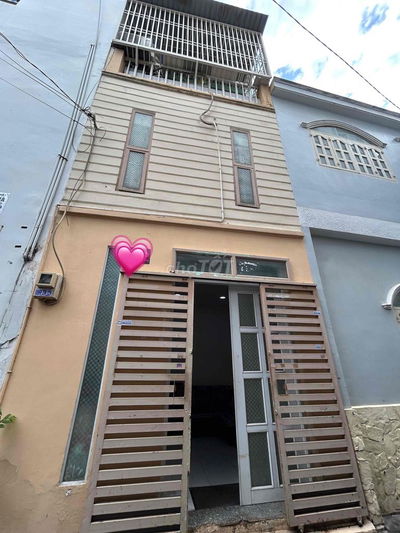 3 tỷ xe hơi giáp quận 10 3 tầng 2 phòng ngủ .