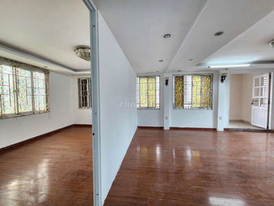 Căn hộ 2 phòng ngủ rộng rãi thoáng mát 70m2 gần sân bay TSN