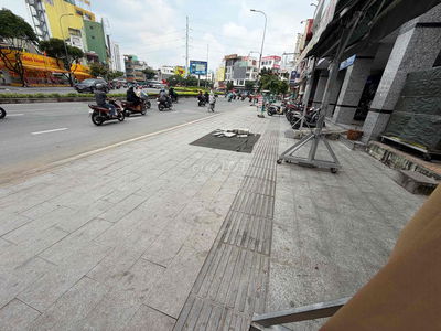 cho thuê mặt bằng buổi sáng,kế vòng xoay,khu đông đúc người qua lai.