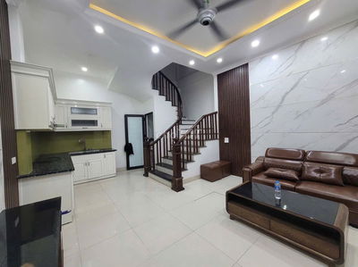 BÁN NHANH NHÀ DÂN THẠCH BÀN 35M 5TẦNG SÂN CỔNG RIÊNG BIỆT, ÔTÔ ĐỖ CỔNG