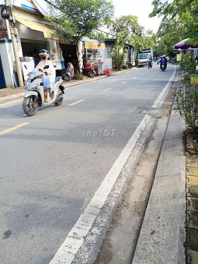 BÁN NHÀ MẶT TIỀN Ở BÀ ĐIỂM DT LỚN.