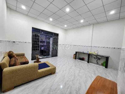 Nhà ngay chợ Lê Văn Việt, 68m2, ngang 5.8m, trước nhà 5m,  nhỉnh 4 tỷ