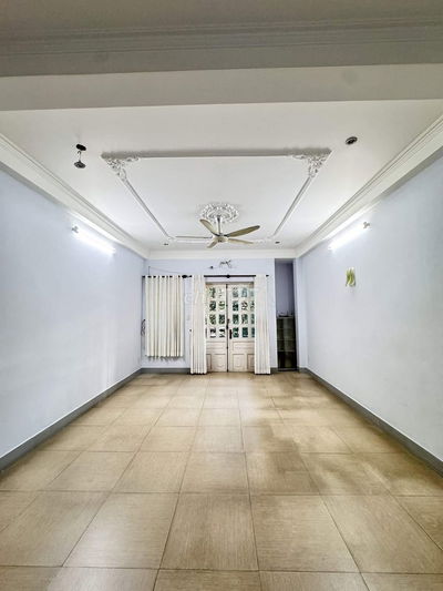 Cho thuê nhà mặt tiền 90m2 3 tầng + sân thượng