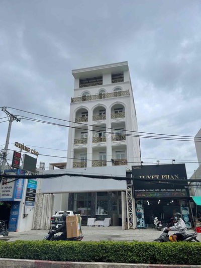 cho thuê mặt bằng 300m2 mặt tiền Quang Trung