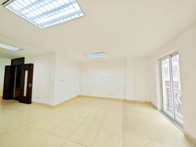 Cho thuê VP Cát Linh 75m2 8tr thoáng trước sau nhà mới ngay sát ga tàu