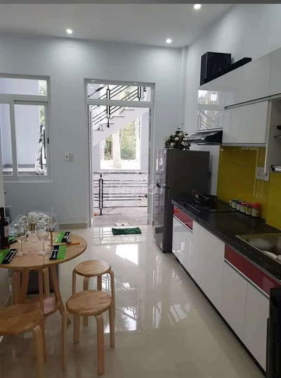 Căn hộ dich vụ 2pn tách bếp.view hồ bơi