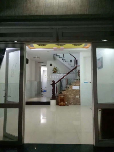 Nhà cho thuê có lầu 3 phòng gần cầu bà mẫn